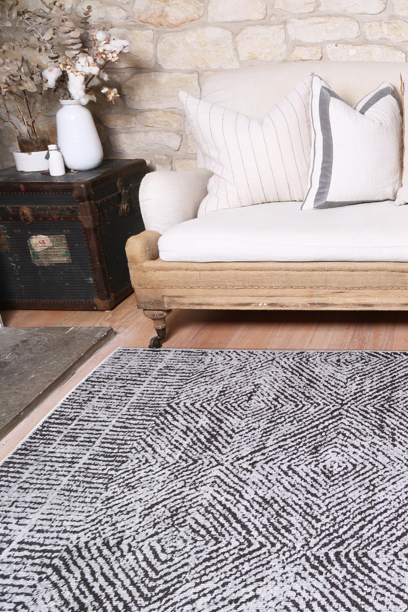 Contemporary Lauro Grey Rug cropped view